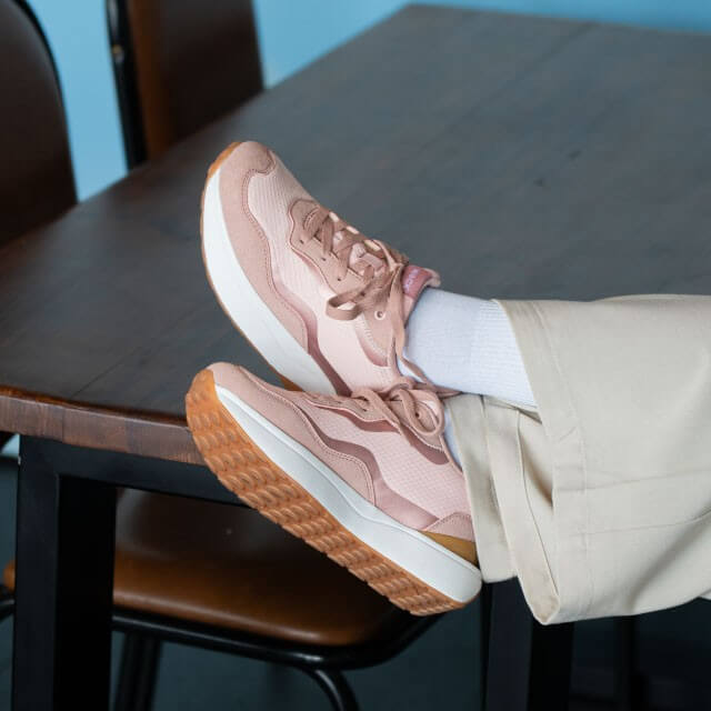 Style and comfort for your everyday life, with a modern design and natural walk.