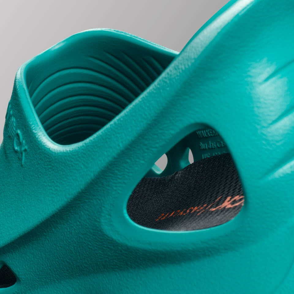 Primer plano del talón verde de los zapatos EASYLITE con aberturas que ilustran los canales AIRGROOVE™.