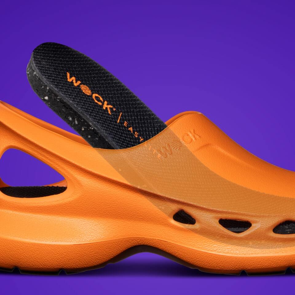 Zapatos EASYLITE naranja con plantilla PURE COMFORT INSOLE™ negra sobre fondo morado.